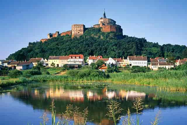 中国山水风光的典范，一个在广西，一个在湖南，深受外国游客喜爱