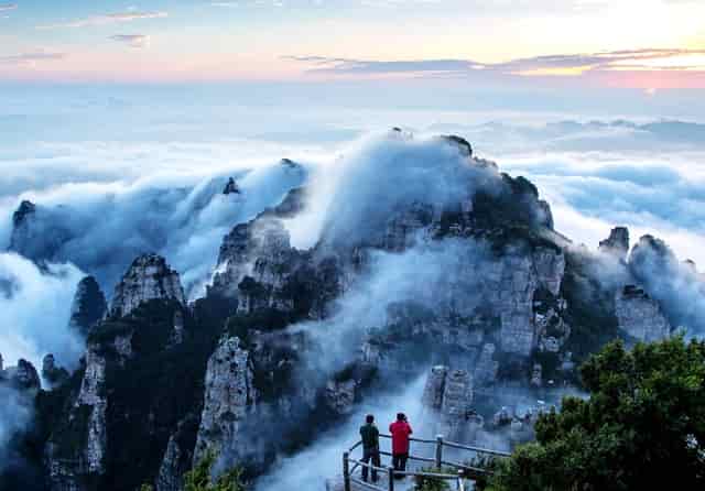大理古城的夜晚摆满地摊，有人觉得很有特色，有人却觉得煞风景